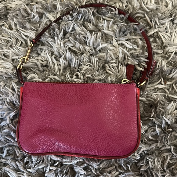 Adorable Coach handbag - Picture 2 of 9